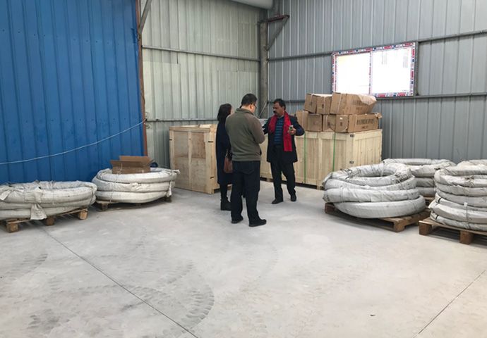 indian-client-come-to-visit-our-warehouse-(1)