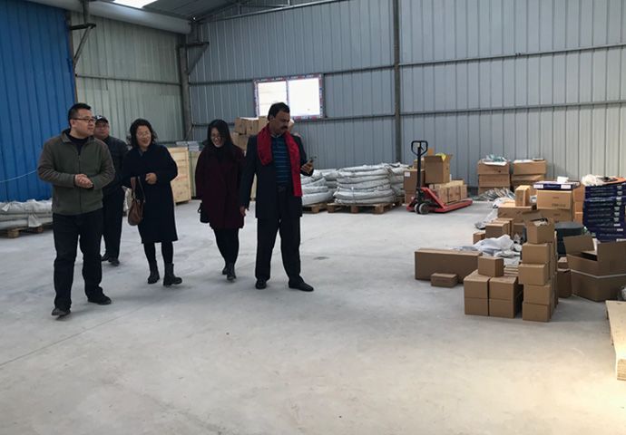 indian-client-come-to-visit-our-warehouse-(2)