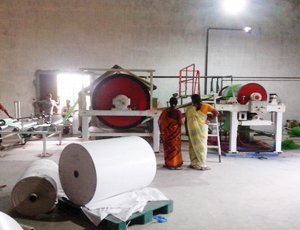 Máquina para fabricar papel crepé