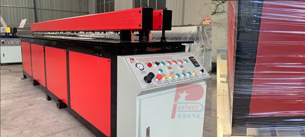 Máquina soldadora automática de láminas de plástico de 3 metros enviada a Ucrania
