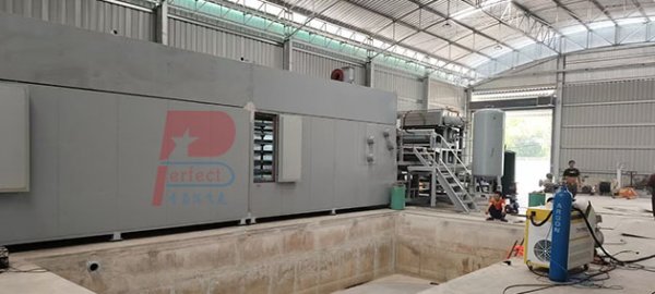 Instalación finalizada de una máquina automática para fabricar bandejas de huevos de 4000 piezas por hora para un cliente de Tailandia.